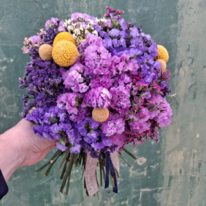 Participantes creando ramos de mano con flores naturales, composición floral en estudio de Idoia Lizeaga