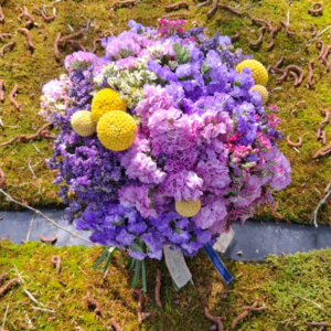 Resultado final ramo de mano textural taller Idoia Lizeaga, flores naturales con volumen y técnica de arte floral